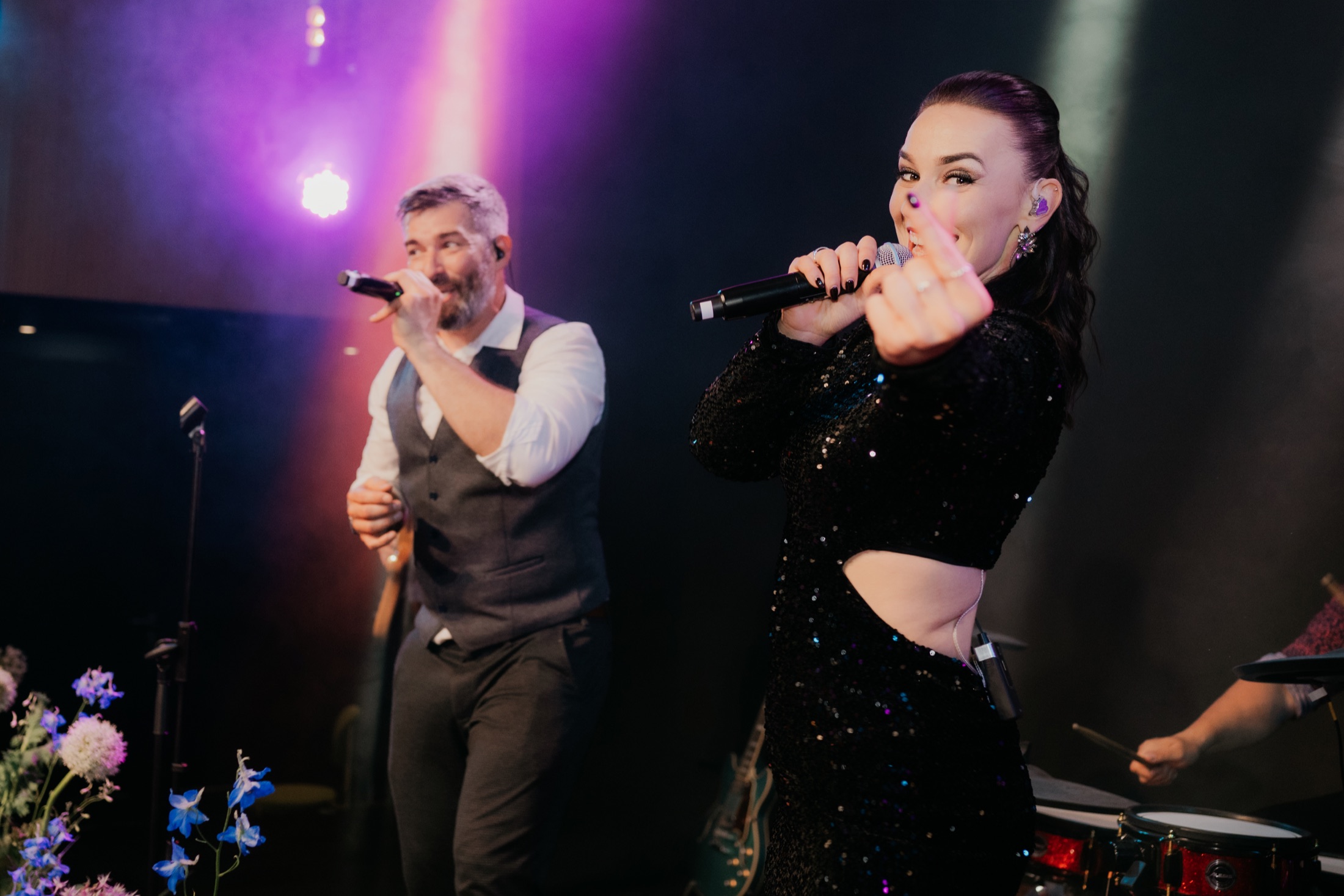 Nika Barlak a Itcho Pčelár počas živého vystúpenia