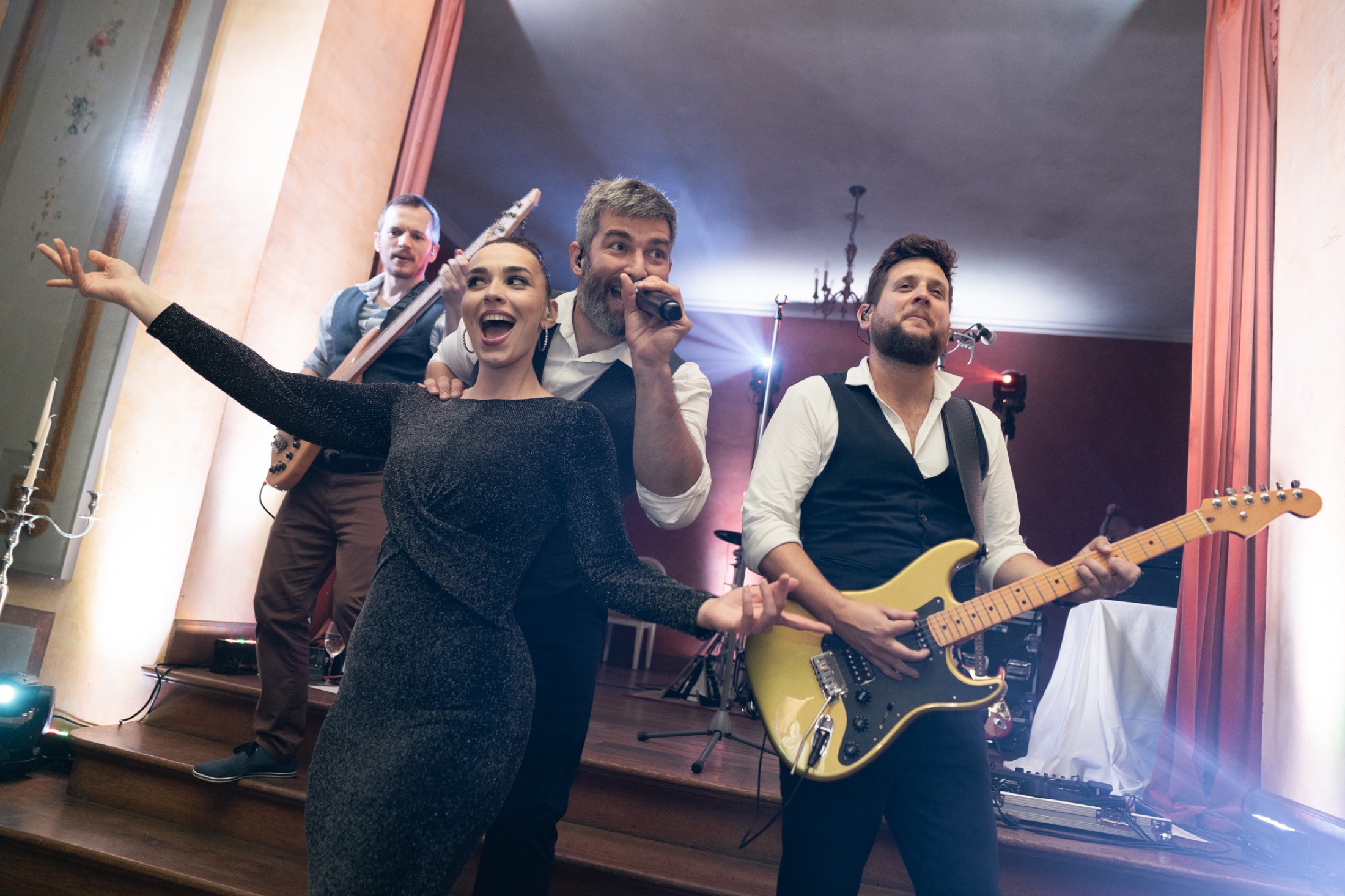 Showtimeband.sk v energickom momente na pódiu