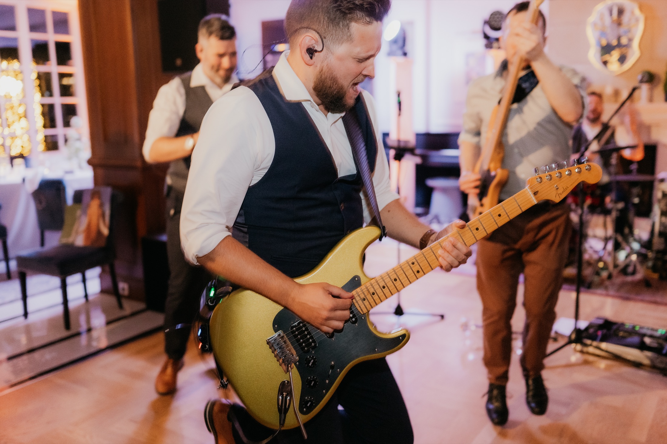 Gitarista Showtimeband.sk počas koncertnej show